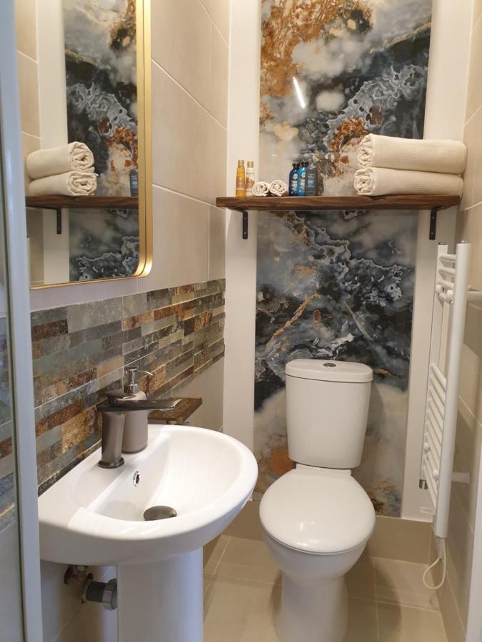 Beautiful Double En-Suite Room, Separate Entrance, Ilford, Central Line Gants Hill, Free Parking Bagian luar foto