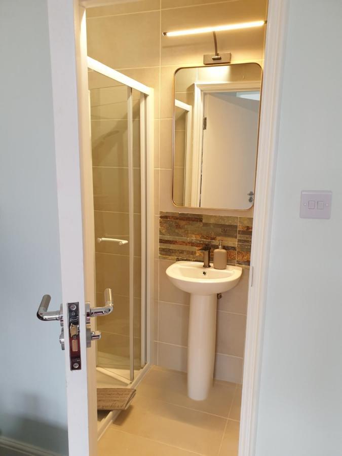 Beautiful Double En-Suite Room, Separate Entrance, Ilford, Central Line Gants Hill, Free Parking Bagian luar foto