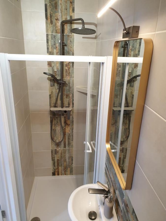 Beautiful Double En-Suite Room, Separate Entrance, Ilford, Central Line Gants Hill, Free Parking Bagian luar foto