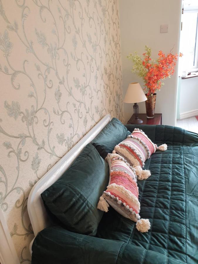 Beautiful Double En-Suite Room, Separate Entrance, Ilford, Central Line Gants Hill, Free Parking Bagian luar foto