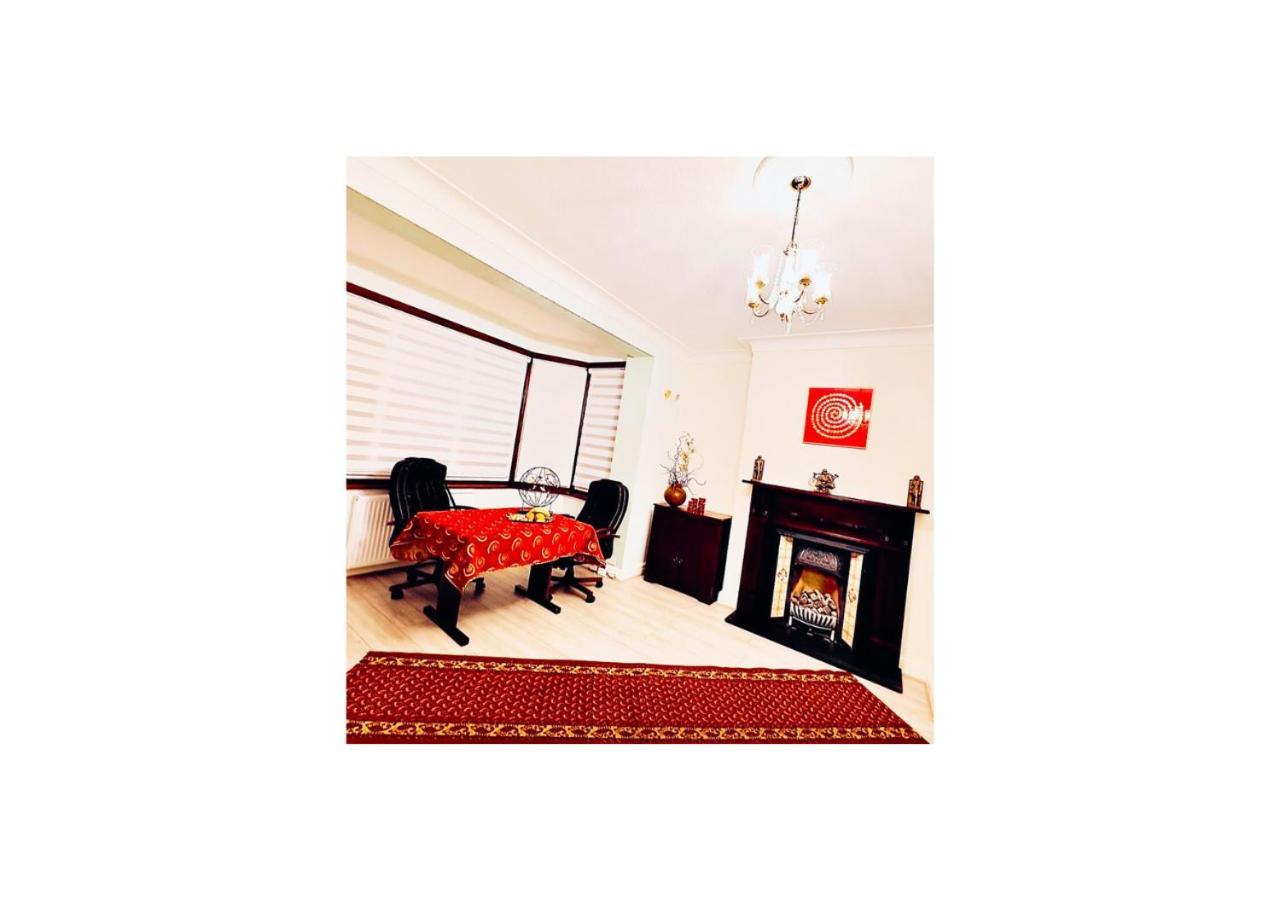 Beautiful Double En-Suite Room, Separate Entrance, Ilford, Central Line Gants Hill, Free Parking Bagian luar foto