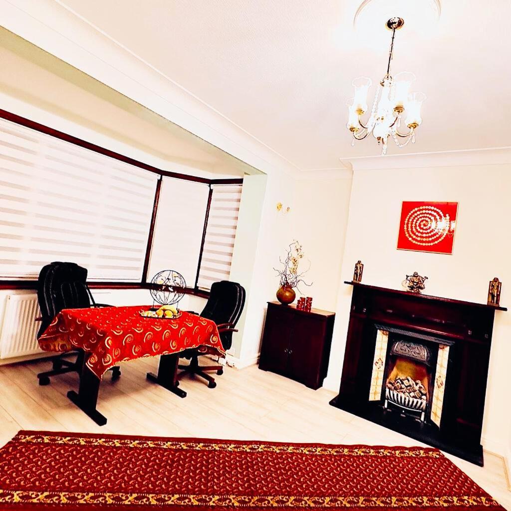 Beautiful Double En-Suite Room, Separate Entrance, Ilford, Central Line Gants Hill, Free Parking Bagian luar foto